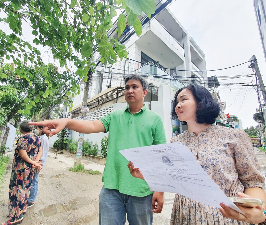 Vợ chồng anh Toàn đi xem nhà. Ảnh: Lê Toàn 