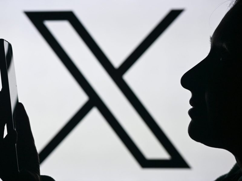 Mạng xã hội X cho phép người dùng chia sẻ nội dung người lớn.