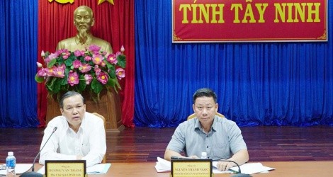 Lãnh đạo UBND tỉnh dự phiên họp giao ban đánh giá tình hình thực hiện kế hoạch đầu tư công. (Ảnh: Nhi Trần)