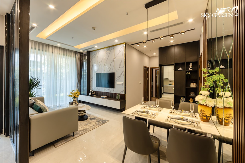Căn hộ thiết kế theo chiều ngang đảm bảo 100% phòng khách, phòng ngủ, logia giặt phơi có ánh sáng tự nhiên và gắn kết với thiên nhiên bên ngoài giúp không khí trong nhà luôn trong lành, thông thoáng. Ảnh chụp căn hộ mẫu 2 phòng ngủ dự án A&T Sky Garden do chủ đầu tư cung cấp. 