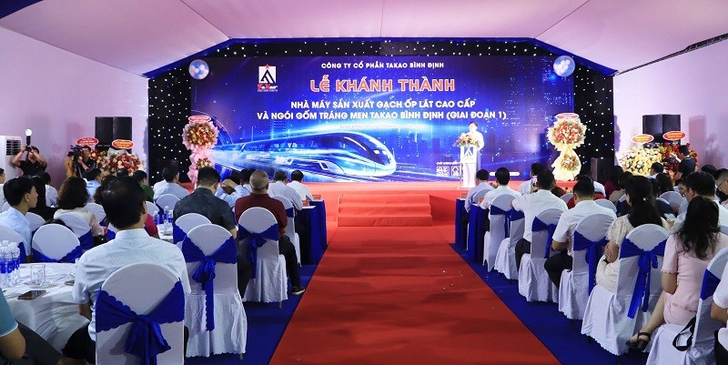 Các đại biểu thực hiện nghi thức cắt băng khánh thành dự án. Ảnh: Thùy Trang.