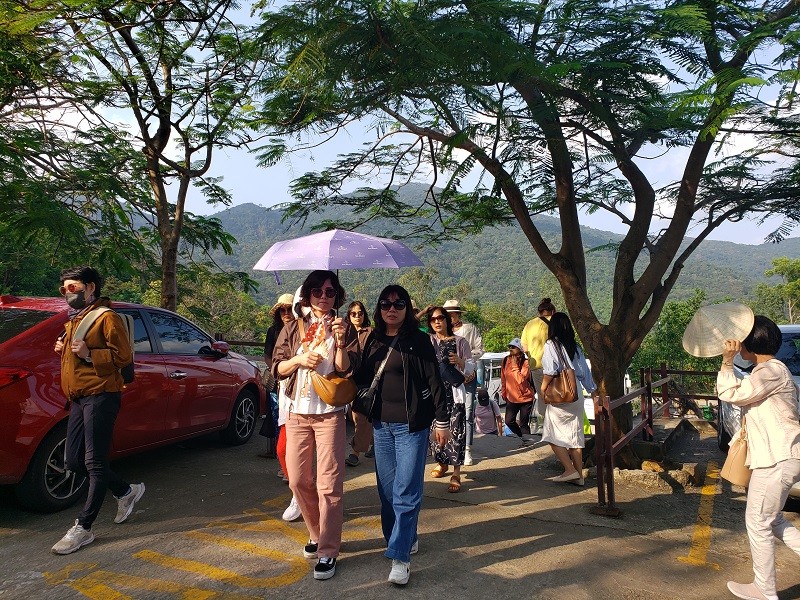 Du khách đến tham quan Tháp Bà Ponagar, Thành phố Nha Trang, tỉnh Khánh Hòa. Ảnh: Linh Đan