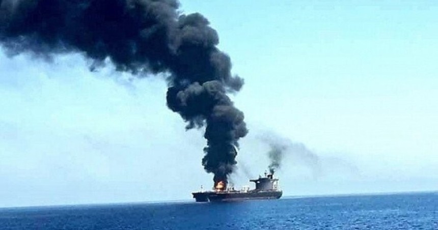 Con tàu bị lực lượng Houthi tấn công trên Biển Đỏ. (Ảnh: IRNA/TTXVN)