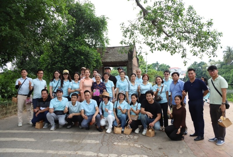 Đoàn khảo sát của Hiệp hội Du lịch quận Hoàn Kiếm nghe giới thiệu thông tin về du lịch Đường Lâm. (Ảnh: Công Thọ)