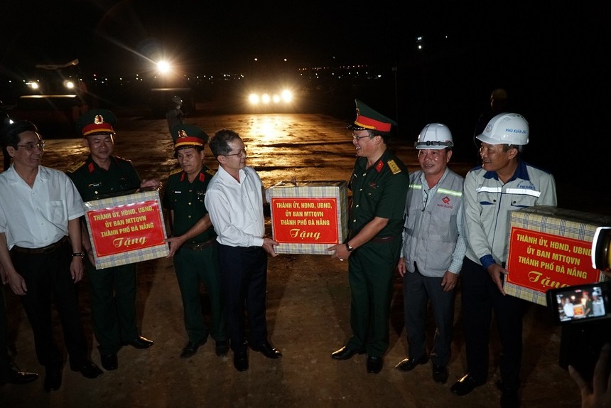 Bí thư Đà Nẵng, ông Nguyễn Văn Quảng thăm và động viên công nhân thi công Dự án cảng Liên Chiểu và Đường ven biển nối cảng Liên Chiểu.