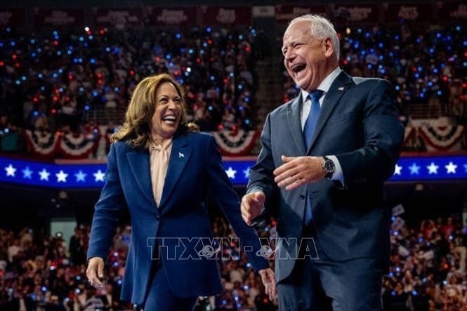 Phó Tổng thống Mỹ Kamala Harris (trái) và Thống đốc bang Minnesota Tim Walz tại chiến dịch vận động tranh cử ở Philadelphia, Pennsylvania, Mỹ, ngày 6/8/2024. Ảnh: Getty Images/TTXVN