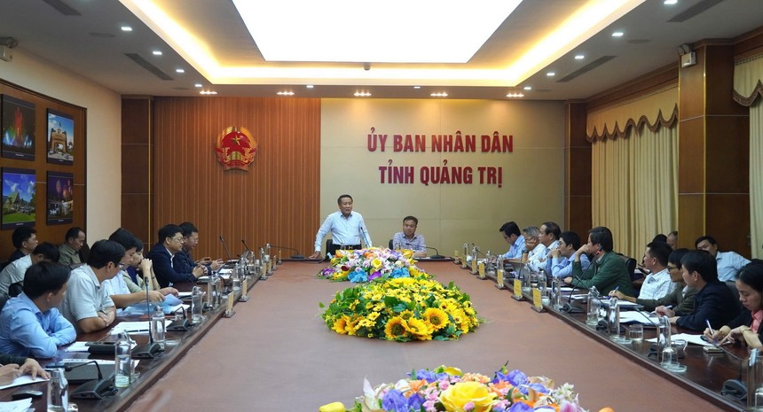 Quyền Chủ tịch UBND tỉnh Quảng Trị Hà Sỹ Đồng phát biểu chỉ đạo tại cuộc họp.