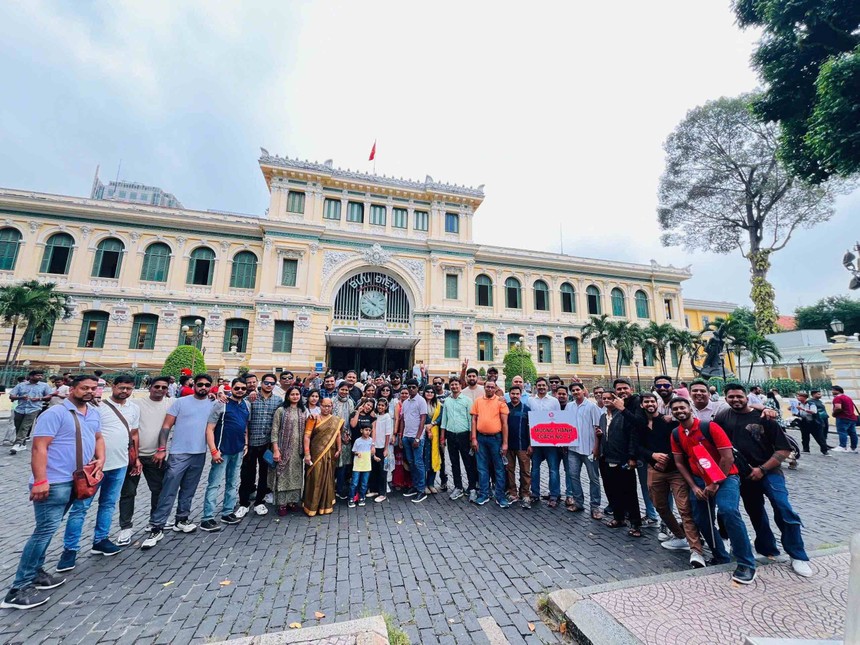 Đoàn khách MICE Ấn Độ tham quan bưu điện TP.HCM.
