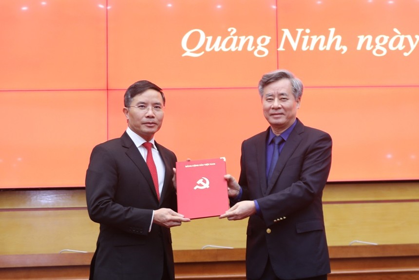 Ông Nguyễn Quang Dương, Ủy viên Trung ương Đảng, Phó Ban Tổ chức Trung ương, trao Quyết định cho ông Phạm Đức Ấn, Phó Bí thư Tỉnh ủy Quảng Ninh.
