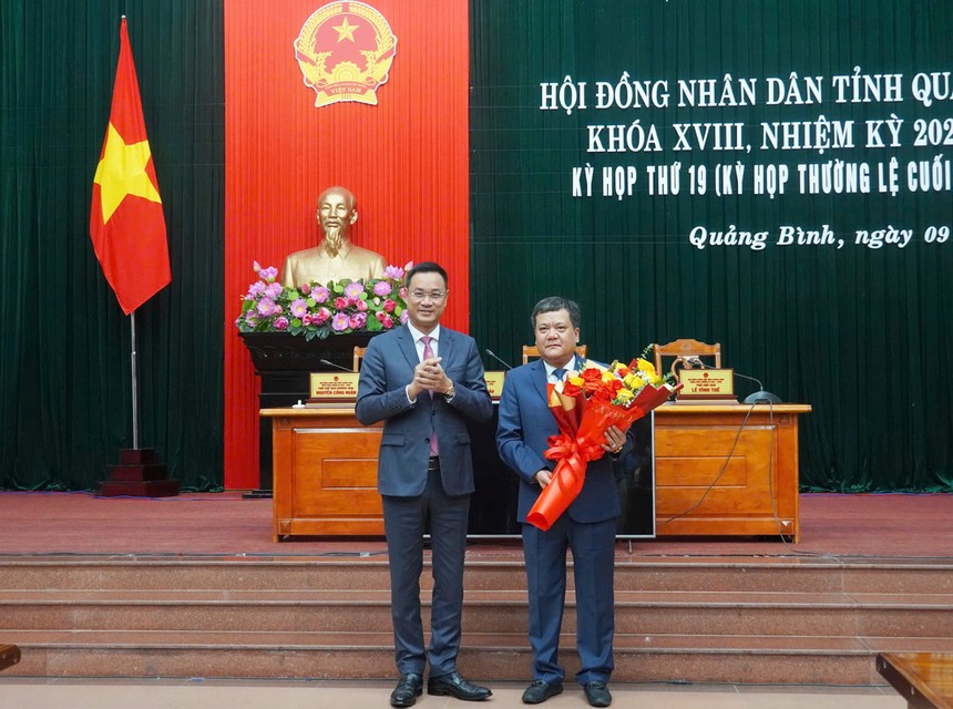 Bí thư Tỉnh ủy Quảng Bình Lê Ngọc Quang tặng hoa chúc mừng Chủ tịch UBND tỉnh Trần Phong.