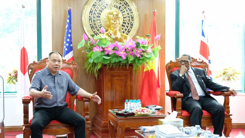 Ông Trương Đình Hải -Chủ tịch HĐQT Tập đoàn Ngân Tín trao đổi với ông Don Williams tại buổi làm việc