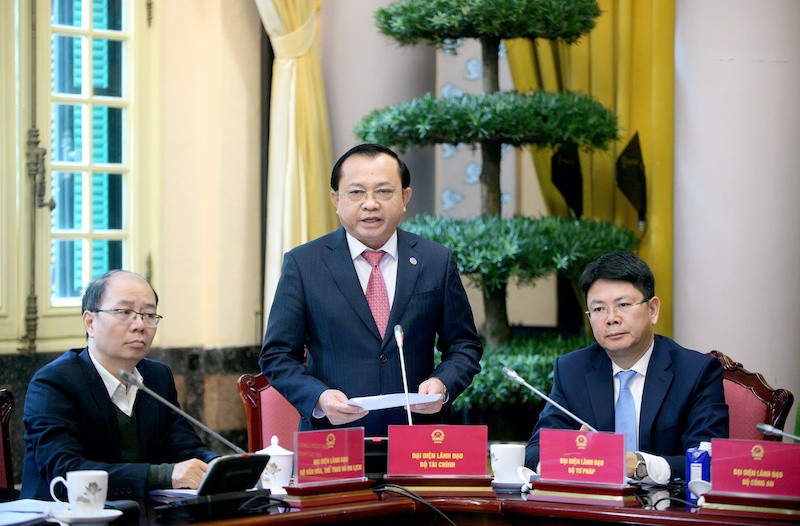 Thứ trưởng Bộ Tài chính Lê Tấn Cận tại cuộc họp báo.