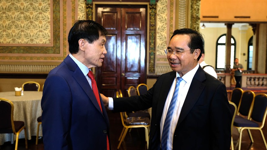 Chủ tịch UBND TP.HCM Nguyễn Văn Được (bên phải) ghi nhận những ý kiến đóng góp thẳng thắn của doanh nghiệp và xem đây là cơ sở quan trọng để hoàn thiện chính sách điều hành. Ảnh: Trọng Tín