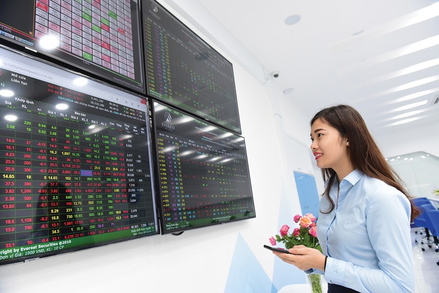 Dòng tiền nhàn rỗi tham gia vào thị trường chứng khoán góp phần giúp thanh khoản tăng mạnh 