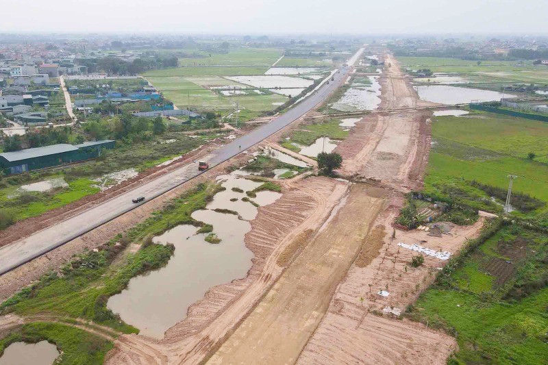 Vành đai 4 đoạn qua huyện Thường Tín (Hà Nội) sau khoảng 21 tháng từ ngày khởi công. Ảnh: Hữu Chánh