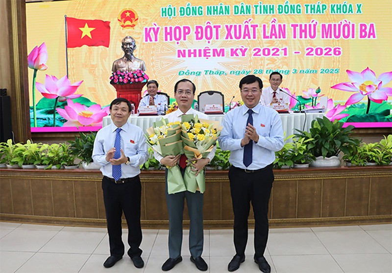 Lãnh đạo tỉnh Đồng Tháp chúc mừng tân Chủ tịch UBND tỉnh Trần Trí Quang (giữa). Ảnh: Cổng TTĐT Đồng Tháp 