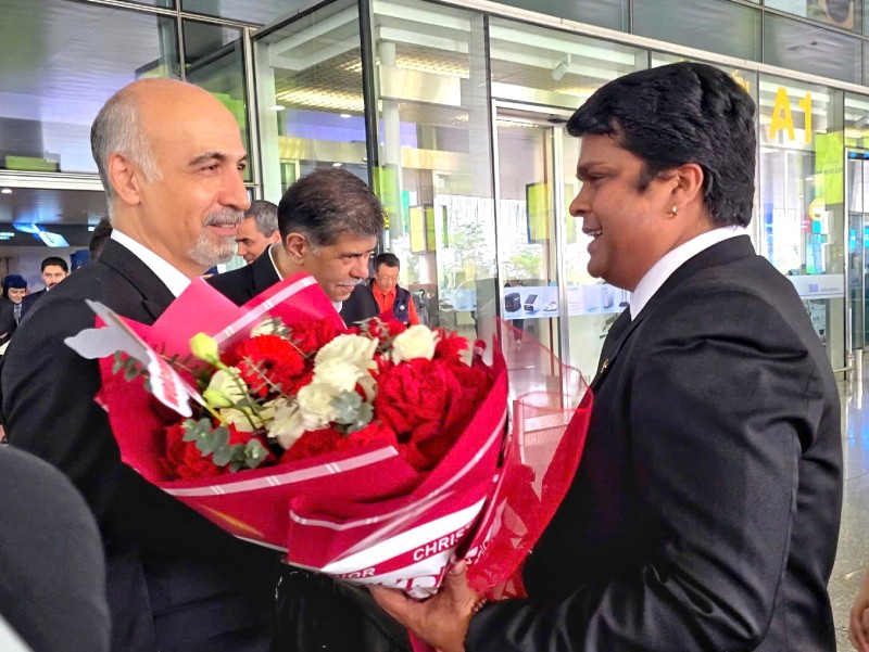 Tổng giám đốc Công ty ASIA DMC tặng hoa cho các vị khách Iran trên chuyến bay charter đầu tiên đến Hà Nội. Ảnh: Asia DMC