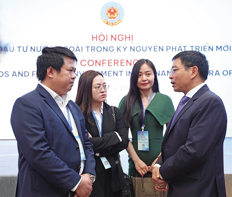 Bộ trưởng Bộ Tài chính Nguyễn Văn Thắng (ngoài cùng, bên phải) trao đổi với đại diện các doanh nghiệp, quỹ đầu tư. Ảnh: Lê Toàn 