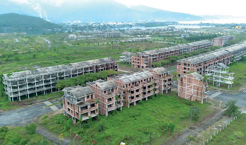 Nhiều khối nhà thô đã xây dựng tại Dự án Golden Hills City nằm phơi mưa nắng suốt nhiều năm qua.