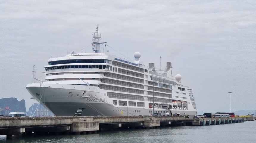 Tàu Silver Dawn đưa du khách cập bến Cảng tàu khách quốc tế Hạ Long. Ảnh. VP Đông Bắc