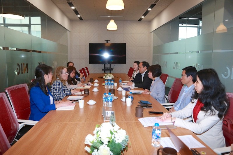 Thứ trưởng Bộ Tài chính Nguyễn Thị Bích Ngọc tiếp bà Sarah Kemp, Phó chủ tịch phụ trách Quan hệ Chính phủ quốc tế toàn cầu, Tập đoàn Intel. Ảnh: Đức Minh 