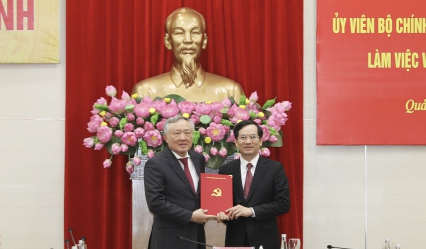 Phó thủ tướng Thường trực Nguyễn Hòa Bình trao quyết định chuẩn y ông Vũ Quyết Tiến. Ảnh: QMG 