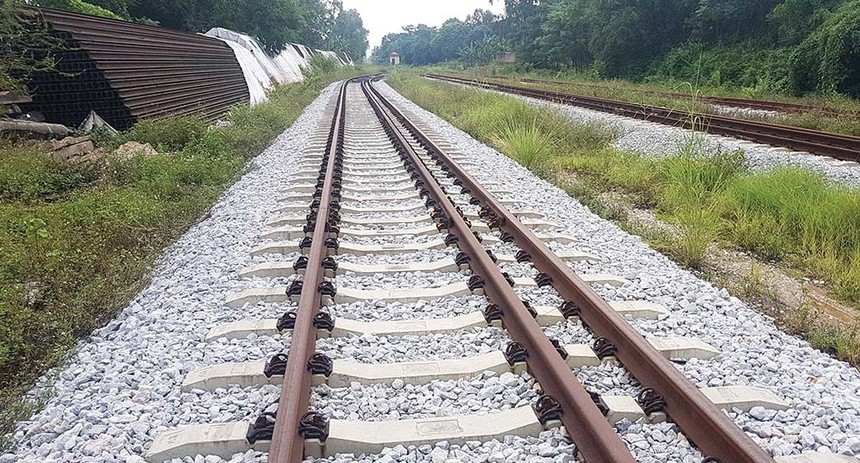 Nhiều vật tư của Dự án Tuyến đường sắt Yên Viên - Phả Lại - Hạ Long - Cái Lân chất đống bên đường. 