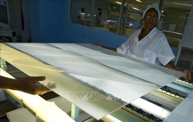 Công nhân sản xuất tấm năng lượng mặt trời tại nhà máy ở Pinar del Rio, Cuba. (Ảnh: AFP/ TTXVN) 