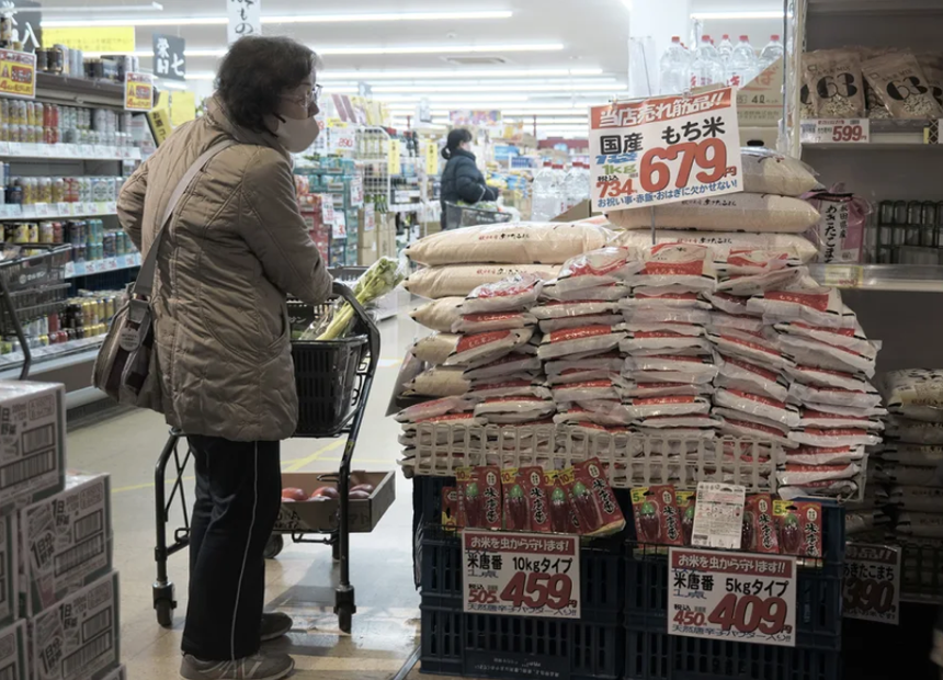 Khách hàng mua gạo tại siêu thị Marusan ở Koshigaya, tỉnh Saitama, Nhật Bản. Ảnh: Bloomberg/Getty Images