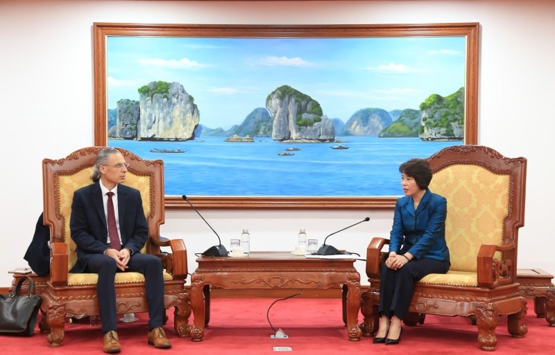 Thứ trưởng Nguyễn Thị Bích Ngọc (bên phải) và ông Noam Mizrahi tại buổi tiếp.