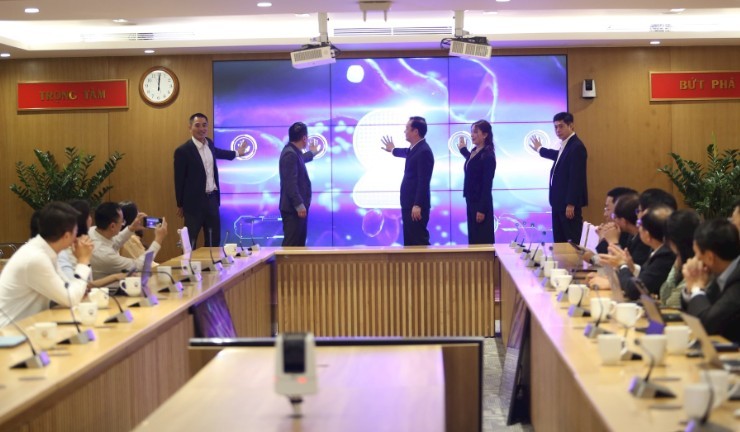 Các đại biểu ấn nút khai trương Cổng thông tin điện tử sản phẩm, giải pháp khoa học-công nghệ, đổi mới sáng tạo và chuyển đổi số.