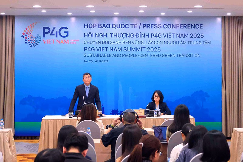 Thứ trưởng thường trực Bộ Ngoại giao Nguyễn Minh Vũ chia sẻ thông tin về Diễn đàn P4G năm 2025 tại cuộc họp báo.