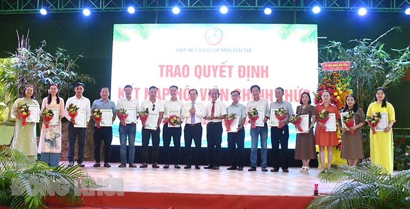 Lãnh đạo tỉnh và Hiệp hội Du lịch tỉnh Bến Tre chúc mừng và trao quyết định kết nạp hội viên mới vào Hiệp hội Du lịch Bến Tre năm 2025