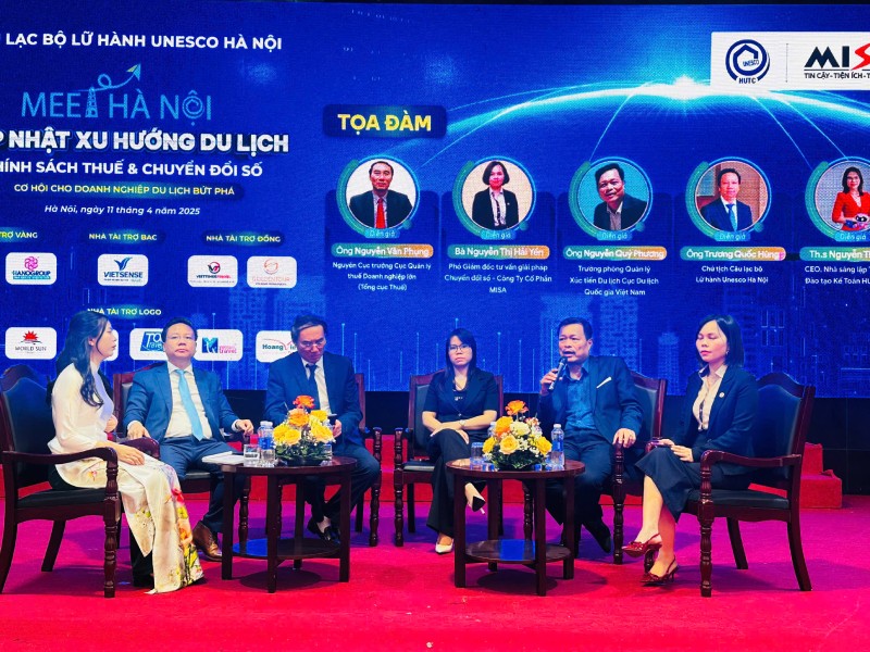 Các diễn giả trong phiên tọa đàm tại Hội thảo Cập nhật xu hướng du lịch, chính sách thuế và chuyển đổi số - Cơ hội cho doanh nghiệp du lịch bứt phá”, do CLB Lữ hành UNESCO tổ chức, chiều 11/4/2025.