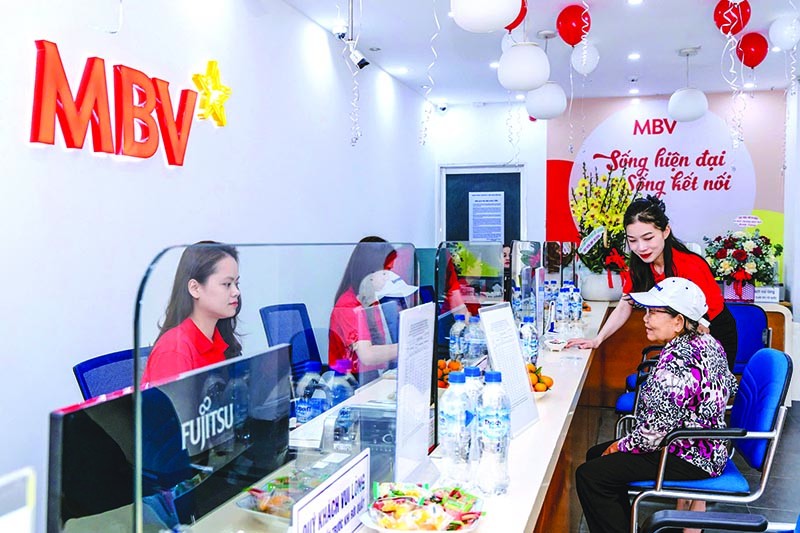 Sự xuất hiện của các ngân hàng số thế hệ mới như MBV, Vikki Bank, VCBNeo… đang góp phần hình thành hành lang pháp lý mới cho khối ngoại gia nhập lĩnh vực ngân hàng tại Việt Nam. Trong ảnh: Giao dịch tín dụng tại Ngân hàng MBV. Ảnh: Đức Thanh 