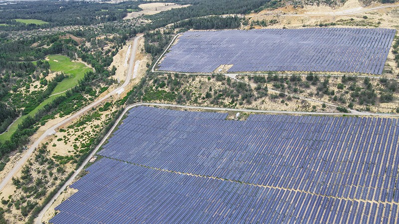 Khung giá phát điện với điện mặt trời lần này có tính đến hệ thống pin tích trữ và được phân chia theo 3 miền. Ảnh: Đức Thanh 