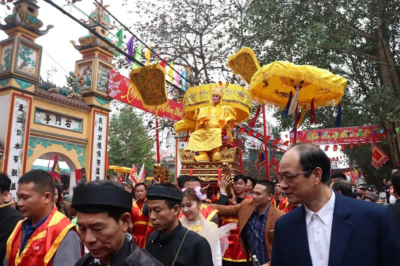 Nghi lễ rước vua tại lễ hội đền Sái. 