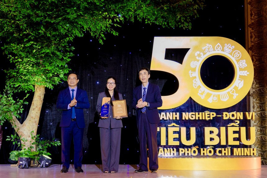 Bà Nguyễn Trình Thuỳ Trang, Phó tổng giám đốc Coteccons, đại diện doanh nghiệp nhận giải thưởng