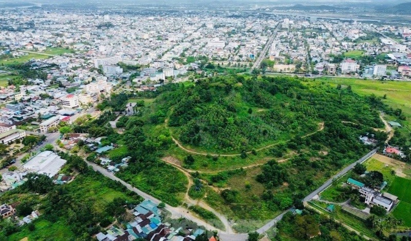 Núi Thiên Bút nằm ở trung tâm thành phố, là một trong 12 thắng cảnh của tỉnh Quảng Ngãi. 