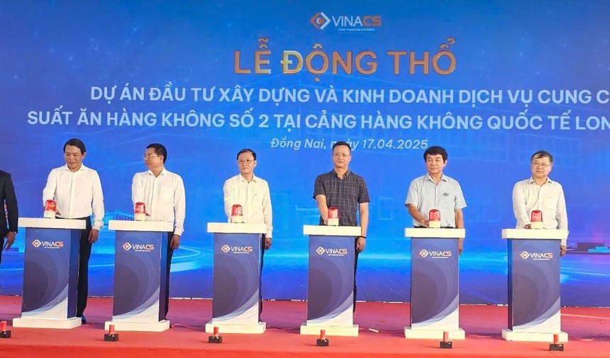 Các đại biểu thực hiện nghi thức động thổ Dự án. 