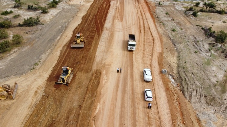 Thủ tướng yêu cầu đẩy nhanh tiến độ công tác giải phóng mặt bằng, khai thác vật liệu xây dựng cho các dự án để hoàn thành 3.000 km đường bộ cao tốc trong năm 2025. 