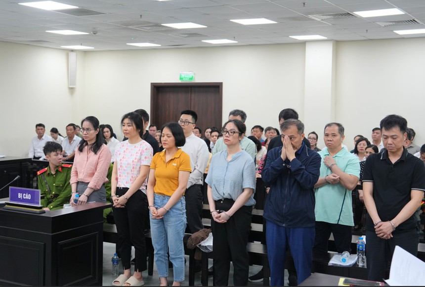 Có 13 bị cáo bị đưa ra xét xử trong phiên tòa sơ thẩm 