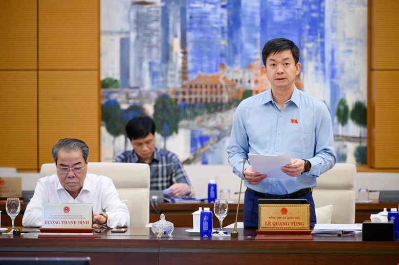 Tổng thư ký Quốc hội, Chủ nhiệm Văn phòng Quốc hội Lê Quang Tùng trình bày báo cáo. 