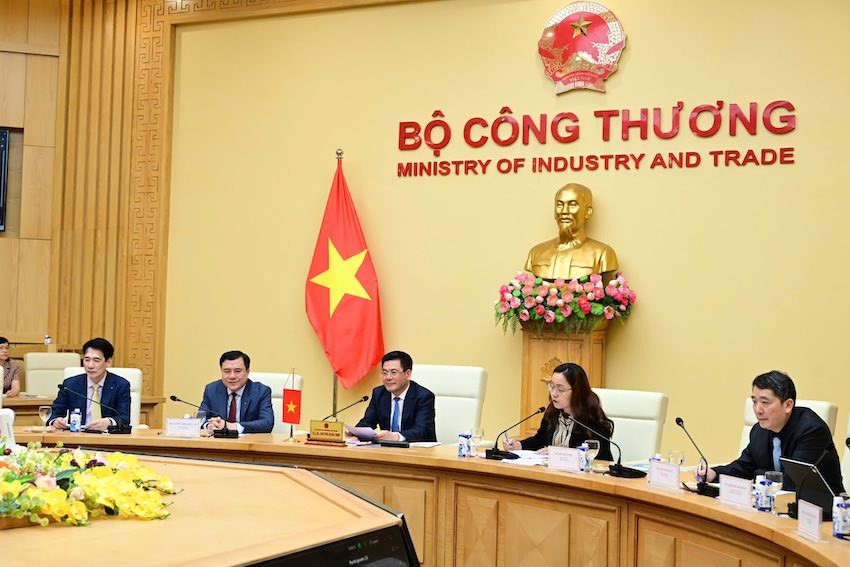 Trưởng đoàn đàm phán Chính phủ Nguyễn Hồng Diên điện đàm với Trưởng Đại diện Thương mại Mỹ Jamieson L. Greer để khởi động đàm phán song phương về các vấn đề thương mại. 