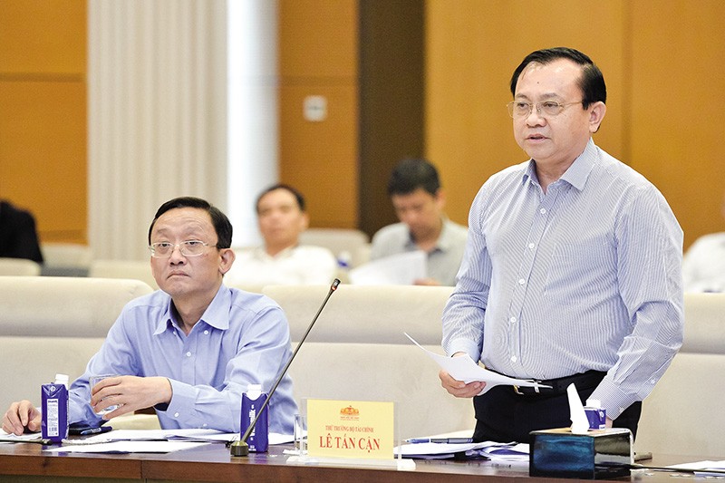 Đại diện Ban Soạn thảo, Thứ trưởng Bộ Tài chính Lê Tấn Cận tiếp thu các ý kiến tại phiên thẩm tra. Ảnh: H.L