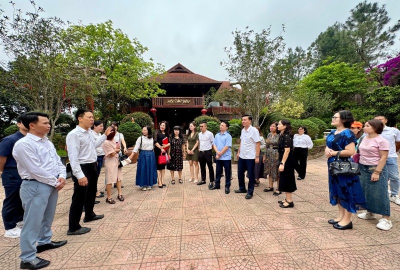 Đoàn đại biểu khảo sát Khu du lịch Mộc Lâm Viên, huyện Chương Mỹ. Ảnh: Hồng Hạnh.