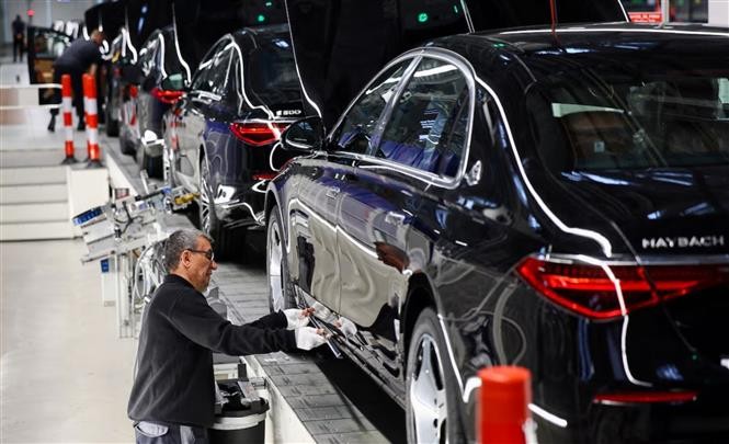 Công nhân làm việc trên dây chuyền sản xuất xe ô tô Mercedes-Maybach của Hãng Mercedes-Benz ở Sindelfingen, gần Stuttgart, Đức ngày 4/3/2024. Ảnh: REUTERS/TTXVN