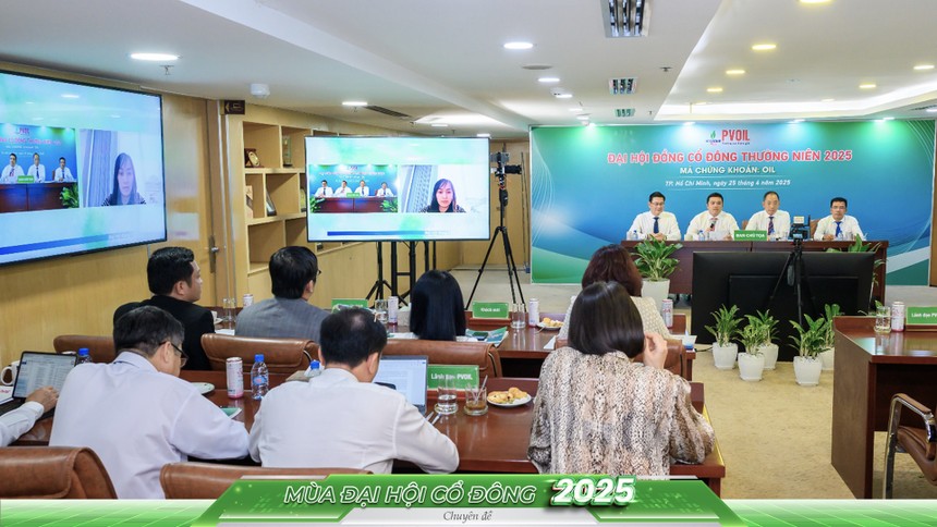 Ban Chủ tọa giải đáp các câu hỏi của cổ đông qua hình thức trực tuyến. 