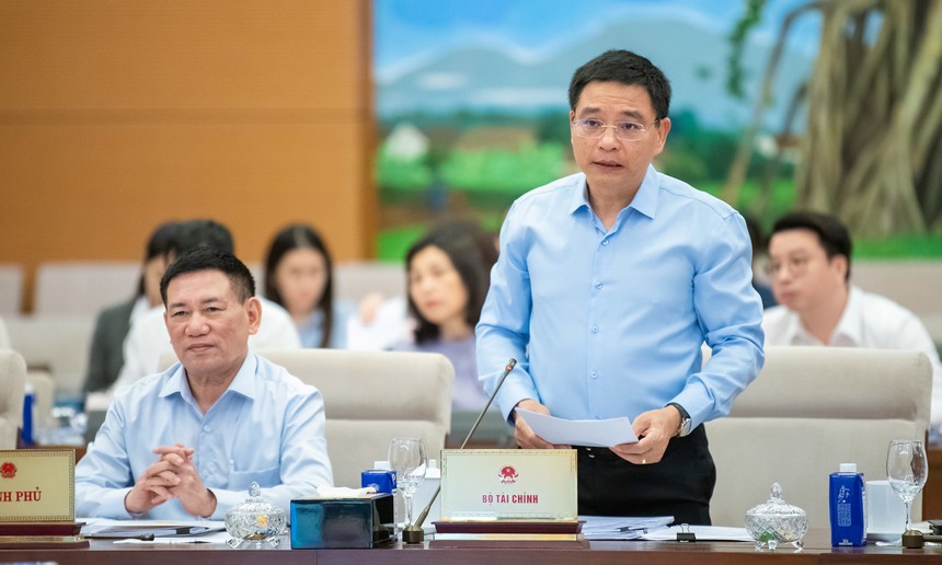 Bộ trưởng Bộ Tài chính Nguyễn Văn Thắng trình bày tờ trình của Chính phủ về Luật sửa 7 luật.