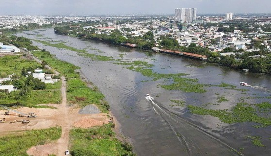 Một đoạn sông Sài Gòn đoạn chảy qua quận 12 chưa được kè hai bên.